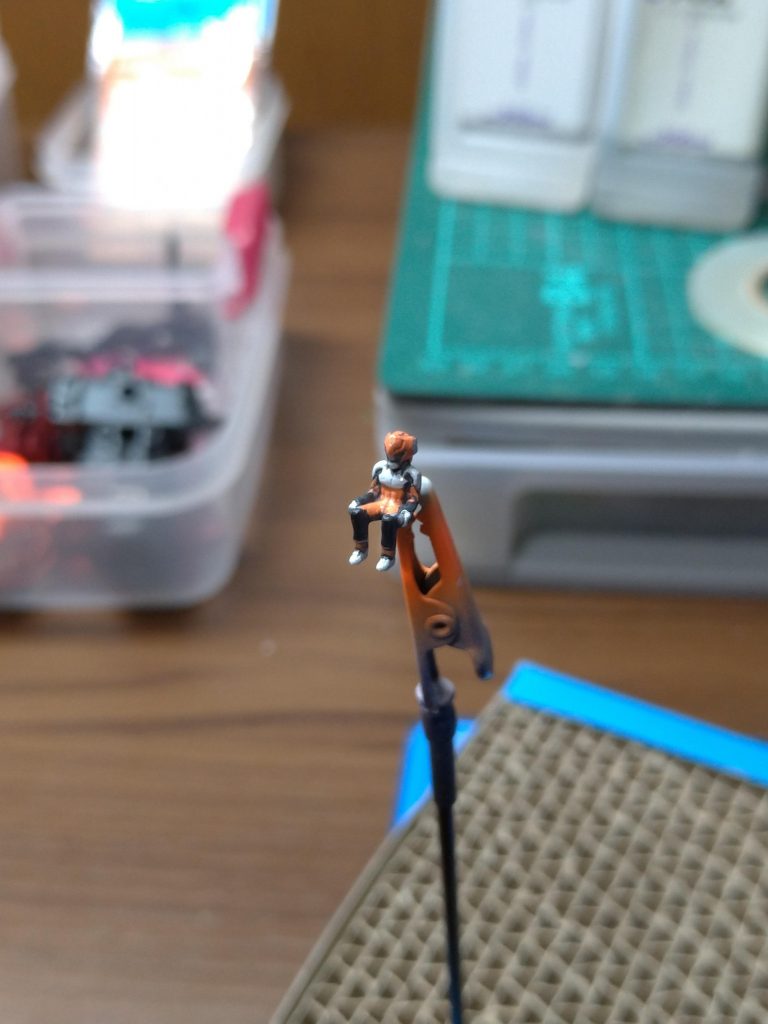 完成後には一切見えませんが、コクピット内のパイロットもハイネカラーのパイロットスーツに塗っています。