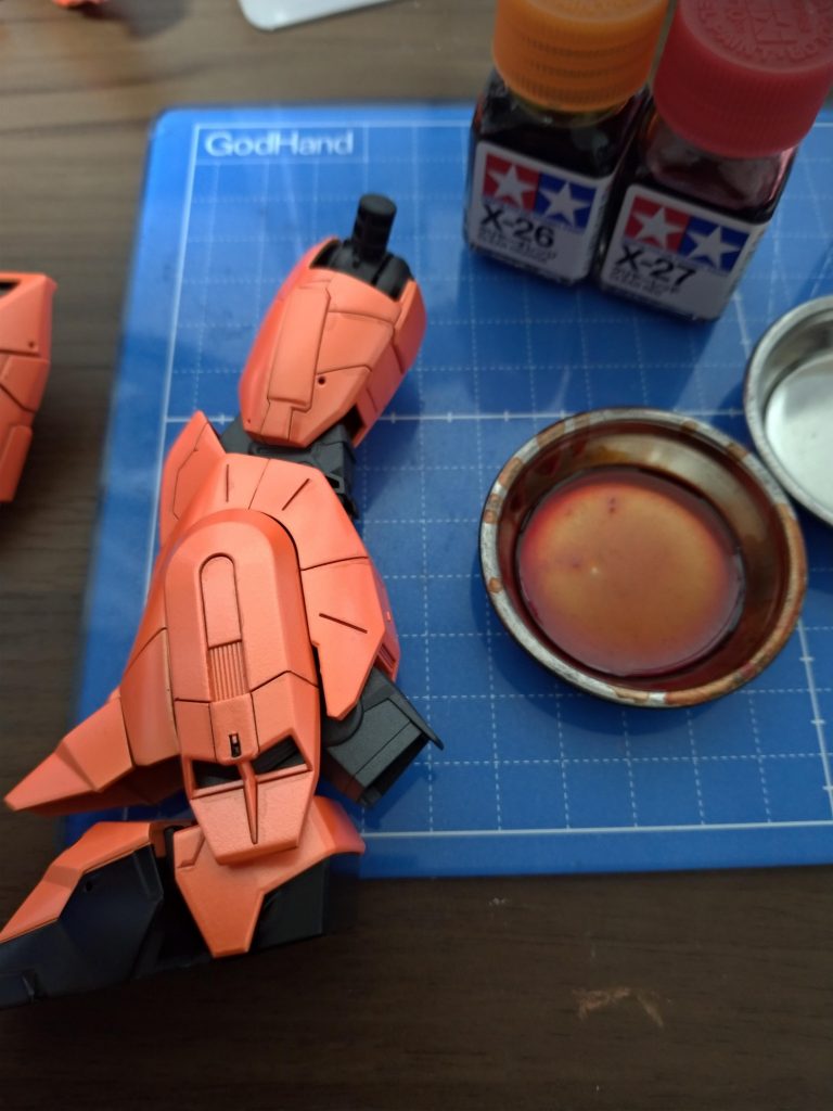 最近のマイブーム(?)でもあるエナメル塗料のクリアーカラーを使った墨入れ。今回のオレンジ部にはクリアーオレンジ+クリアーレッドを4:1ぐらいの割合で混色したものを使いました。黒や茶系よりも影色として自然になると思います。