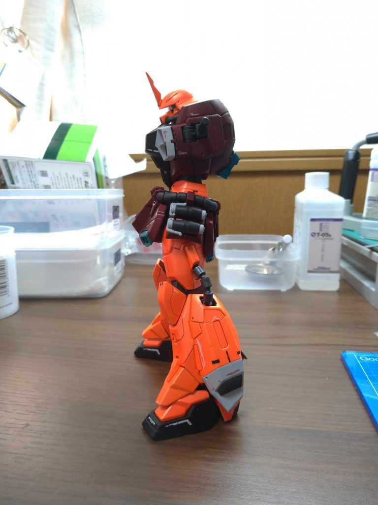 この写真を見て頂ければわかると思いますが、胴と足首を延長したことにより、体のラインがS字になりました。ブレイズウィザートを装備した状態のシルエットにはこのバランスのほうが良いと思いました(ファイアビーミサイルの発射体勢を考えると特に)。