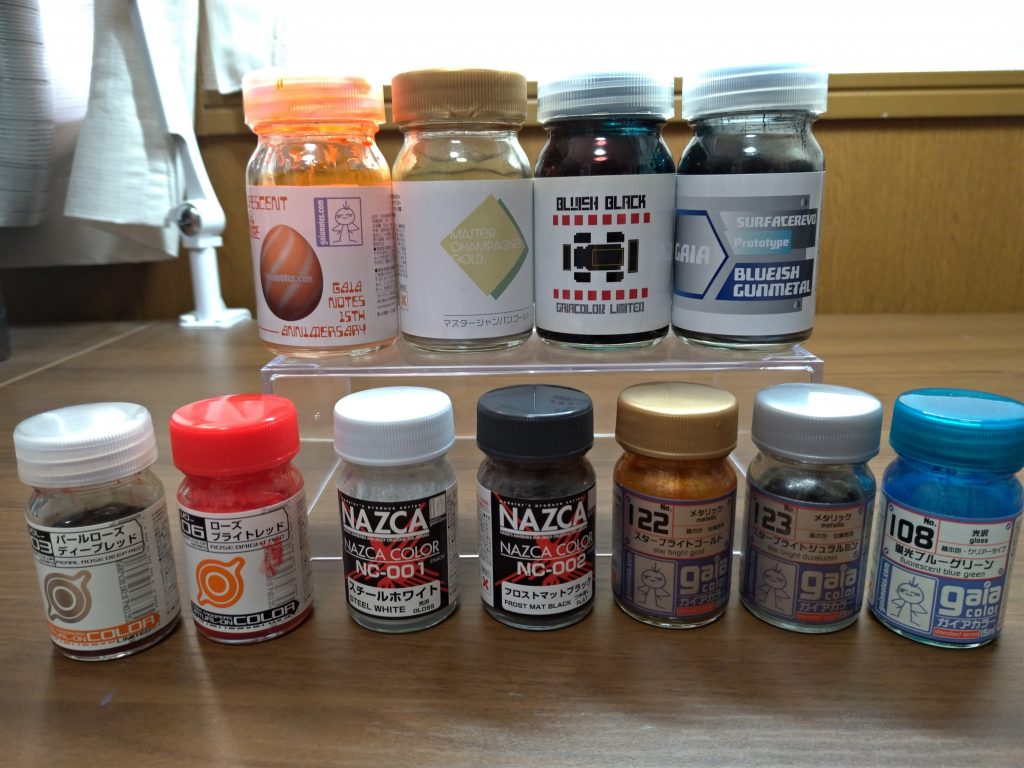 今回の使用塗料一覧。ハイネカラーにした理由の一つに蛍光パールオレンジを使ってみたかったという理由もあります(限定色なので、市販カラーで代替するとしたらバーチャロンカラー・コーラルオレンジ+FGパールオレンジ辺りが近い色になるでしょうか)。他にブレイズウィザートに使用したマスターシャンパンゴールド(これの代替色はEXゴールド+EXシルバーを4:1ぐらいの割合で調合)もありますが、ブルーイッシュブラックは絶版なんですよね…深みのある綺麗な黒で、黒系カラーでは一番好きな色ですが、もう購入機会がないので少量ずつ大事に使っています。