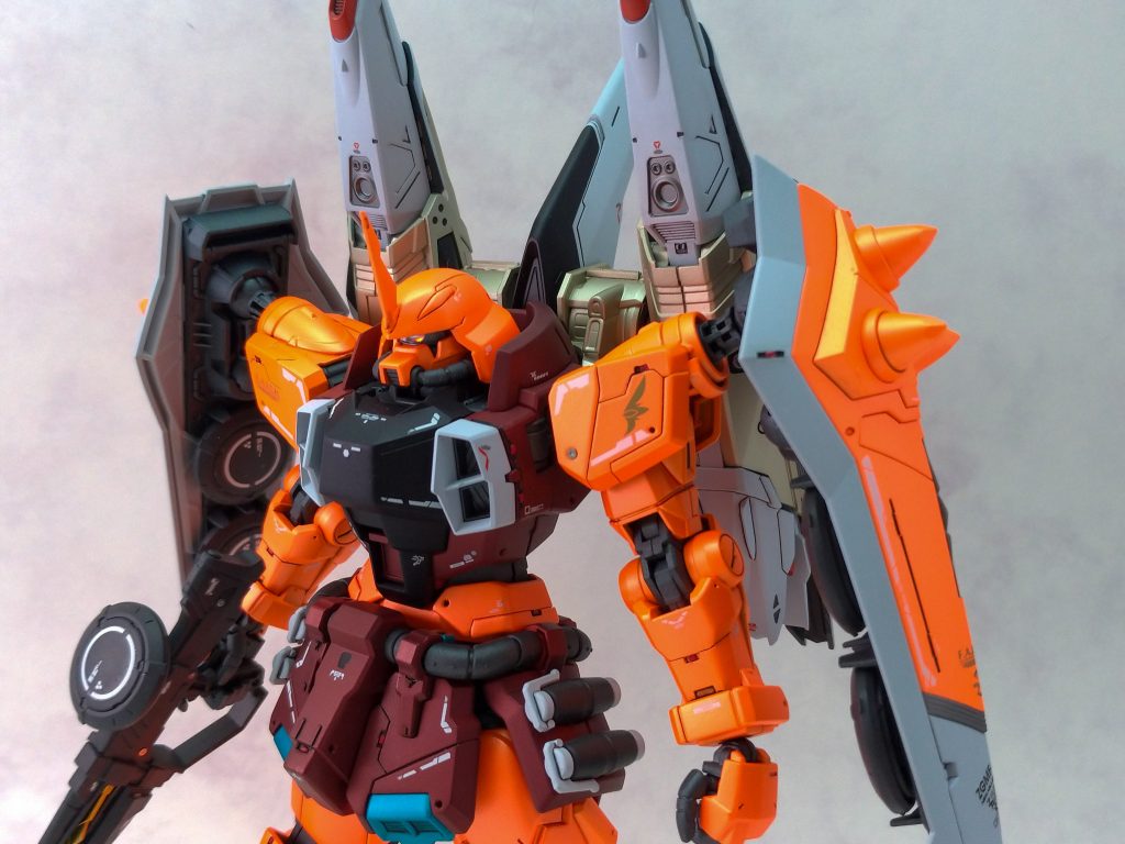 ホビージャパン2021年2月号の作例を参考に、首・胴・足首部の延長工作を行っています。他には全体的にスジボリ・プラチップの貼付等、ディテール追加を行っています。