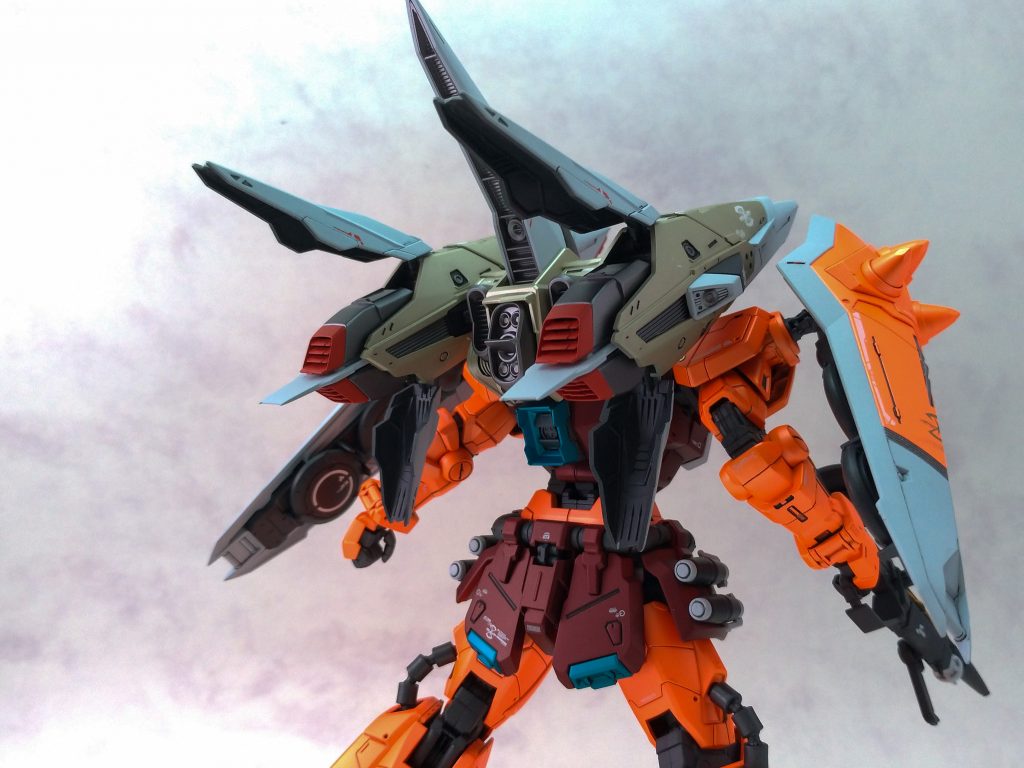 今回一番のアレンジとして、ブレイズウィザートをゴールドで塗装しています。兵器感より、ハイネのキャラクターを意識したらグレー系よりゴールドにしても違和感ないだろうと(中の人補正も多く入っていますが…)。実際、本体のオレンジにもマッチしていると思うので、色の纏まりにも一貫性が出ていると思います。