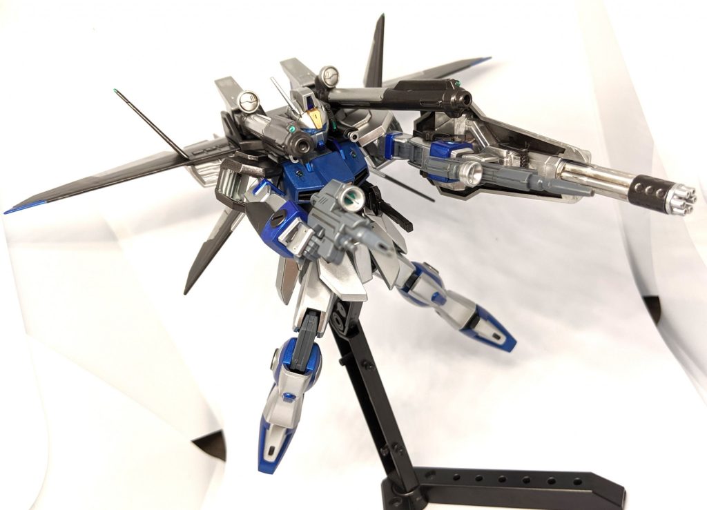 M703k ビームカービン「搭乗者の趣向により二丁装備された武装。優れた連射性能をフルに活かし高い機動性を利用した接近戦を得意とする。また、火力を一点に集中させる「ハイマット・バースト」を行う際にも重要な1武装でもある。」後でドッペルホルン用にもう一機追加で購入したので、せっかくならと二丁装備にさせてみました。コンバインドシールドはダガーLのシールドジョイントに合うようにポリキャップを取り替えて装着出来るようにしました。