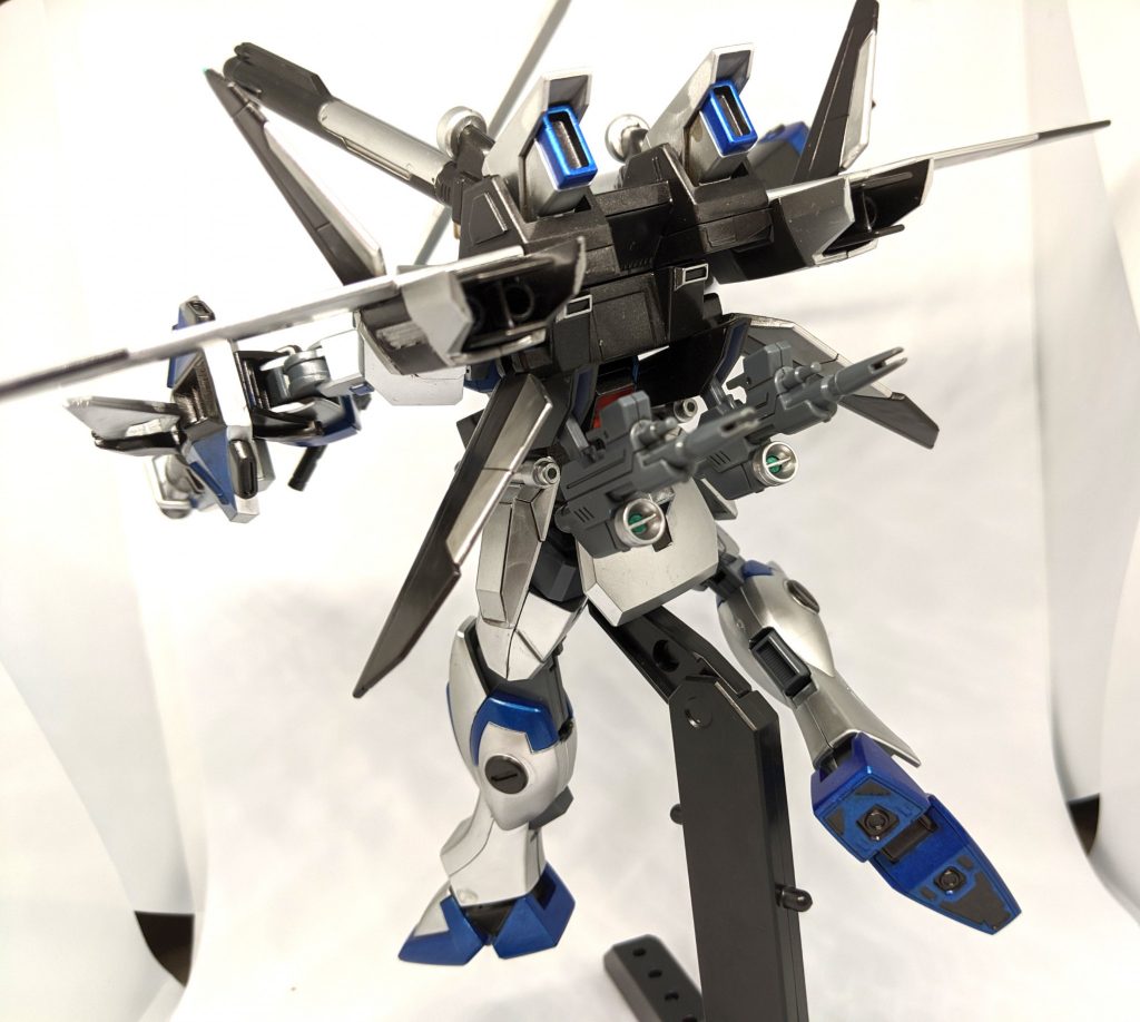 もちろんI.W.S.P.各種の装備を使用することも可能、オマケ機能としてビームカービンを9.1メートル対艦刀を納刀する箇所へマウントする事も出来たり…