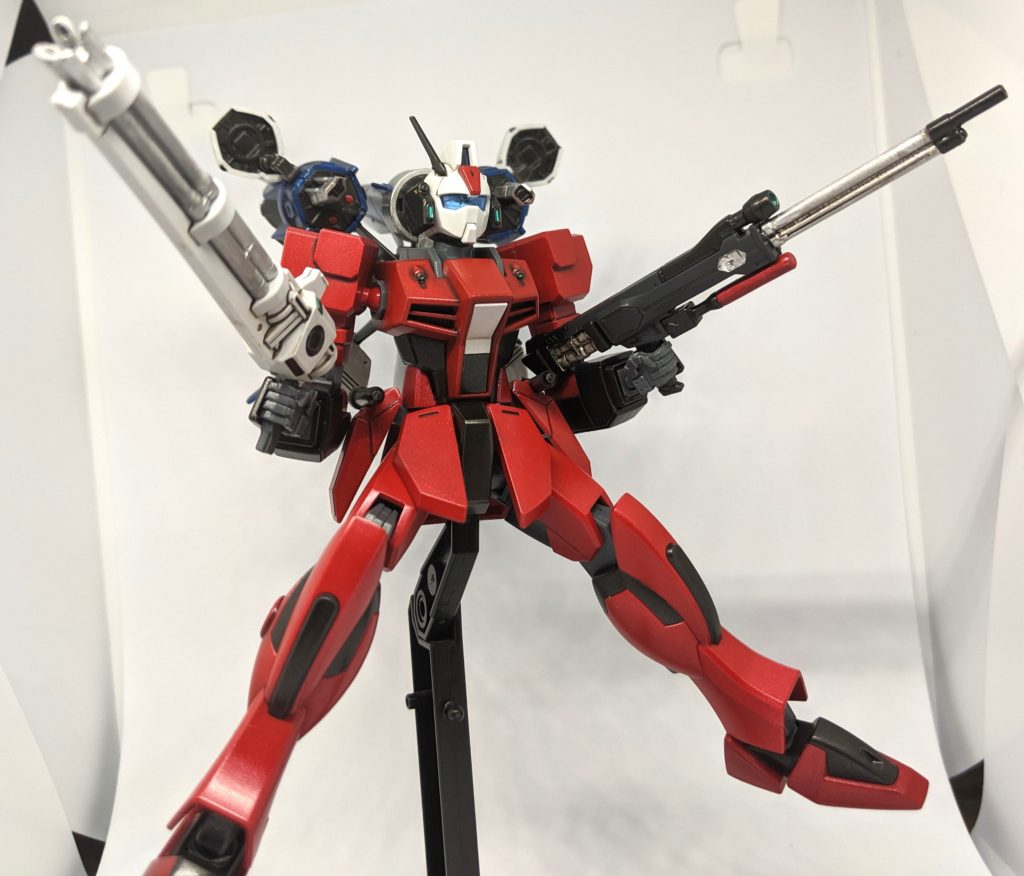 「ドッキングした事により、ガンバレルストライカー［ツヴァイ］の武装全てを運用することが可能、特に右サイドアーマーへ格納されたグリップユニットを使用する事で運用可能となるM58E ガトリング機関砲の威力は絶大である。」ストライクバズーカを持たせられなくなり、空いた右手が少し寂しいと感じたので、他キットから引っ張ってきたグリップパーツを使い、ガンバレルストライカー［ツヴァイ］のM58E ガトリング機関砲を手に持たせられる様にしました。