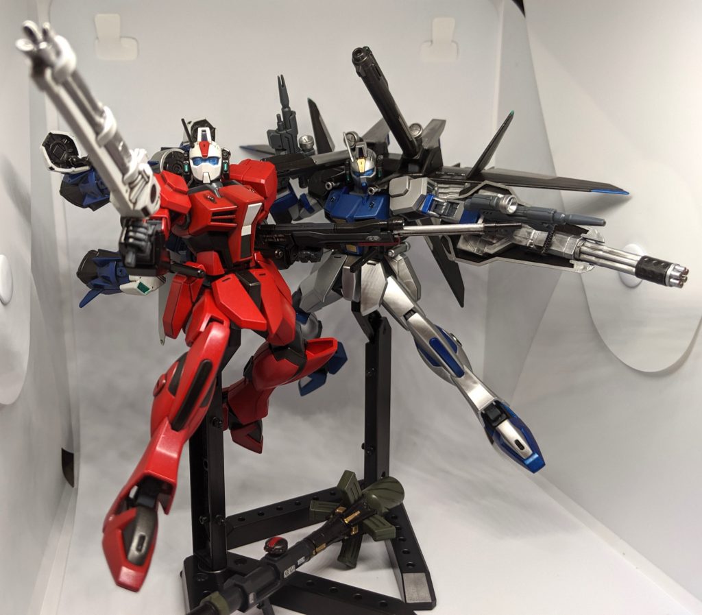 「ダガーLの底力、舐めんなよ！！」最後は1号機、2号機を並べて一枚。色の仕上げ方がまるで違いすぎますが、これはこれで味があるという事で…以上、ダガーL2号機［コンバット・アームズ］+ガンバレルストライカー［ツヴァイ］でした。