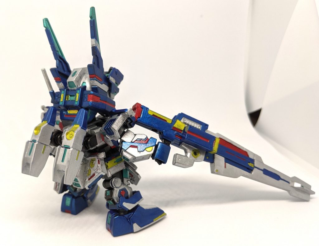 「ジムシリーズ等の量産機をカスタムしたガンプラで編成したチーム「コンバット・アームズ」の隊長を務める者が使用する機体。戦闘用の機体としてのみならず、アバター用のキャラクターとしても使用されており、素顔不明な人物でもある。」頭部バイザー部の加工、背面に他キットから流用したパーツで作ったバックパックユニットを装備させました。もはやサージェントヴェルデバスターガンダムの面影すら残ってない未知な機体に仕上がってます。（一応モチーフは某電脳戦機のアレ