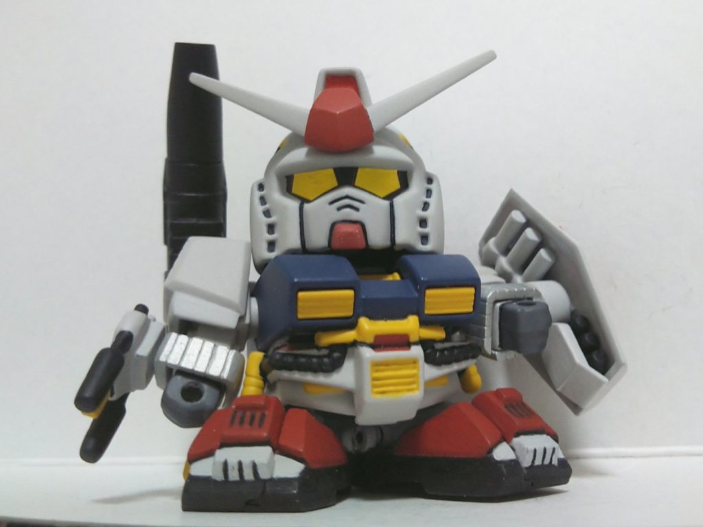 シールドの裏面はなるべく設定に近づけるように装備を詰め込んでいます。