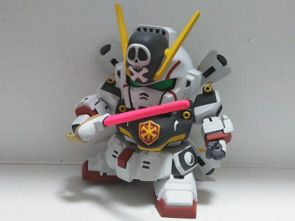 肩はマイクロウォーズの初代ガンダム、胸エンブレムと腰パーツはSDCSキットから移植して手を加えています。手首はガシャポン戦士fのパーツを使いました。