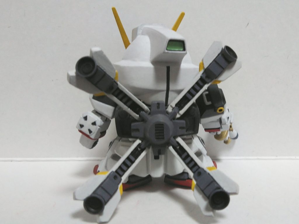 背中のスラスターは漫画版を参考にして形を変えています。