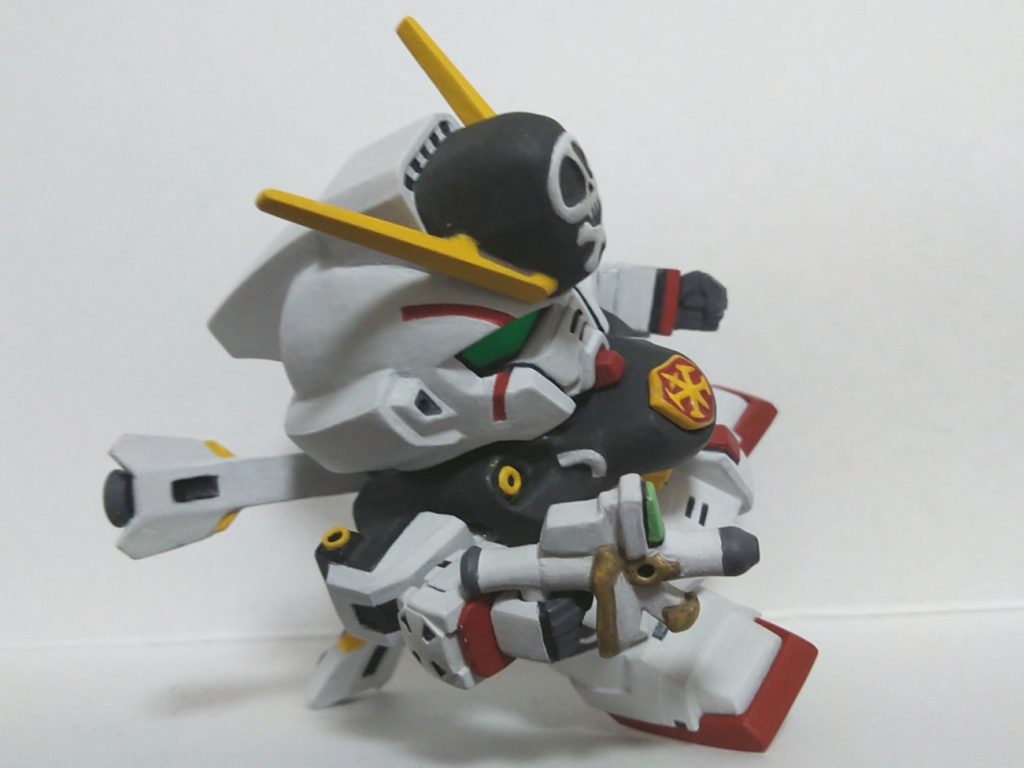 頭部アンテナは体型に合わせて短くカット。頭は合わせ目で幅増しして後頭部にボリュームを足しています。頬あて部分もキットより角ばった形に変え、顎の赤い部分は小さめにしています。