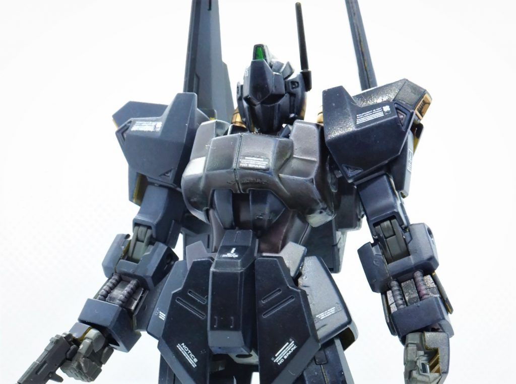 色合いは好きなんですけどね、胴体のところトップコートを思い切りミスりました…多分、近距離から吹きすぎたのかな…メチャクチャ塗料が垂れました。あとまあ、パーツの裏面の塗り残しが気になる感じです。