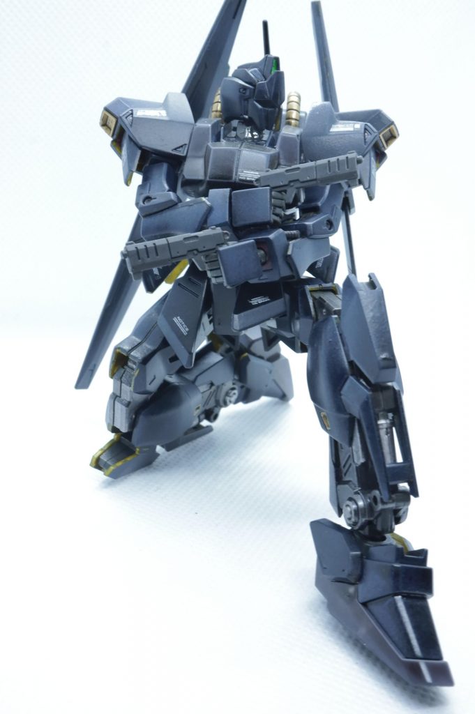 拳銃はガンダムヴィダールのものなので二丁あります。今回の反省点は、・トップコートはもうちょっと慎重に吹こう。・面倒臭がらずにパーツの裏面にも色を塗ろう。というところでしょうか。