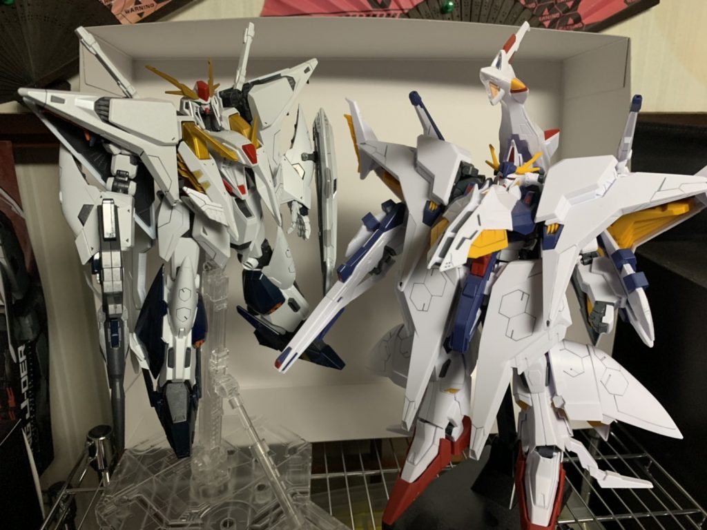 兄弟機のペーネロペーと。ペーネロペーは昨年、素組みにツヤ消しとスミ入れだけして制作したものです。微妙に色合いが違うのがわかる、かとおもいます。2機ともMG並みの大きさで大ボリュームなので、これから買いそろえる人は飾る場所を先に考えておきましょう。ちなみにペーネロペーは後ろに尻尾?が伸びているので奥行も必要ですw