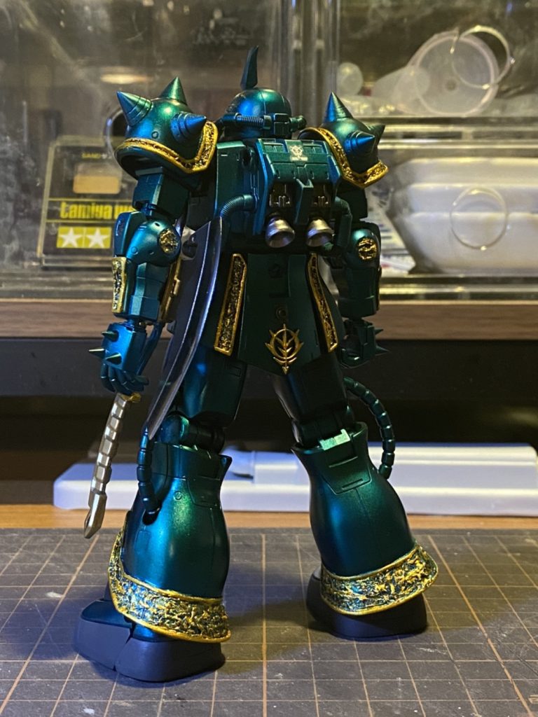 【カラー備忘録】下地:メカサフスーパーヘヴィ→ガイアEXブラック本体色:ガイアプライマリーメタリックブルー→ガイアクリアグリーンエングレービング:ガイアスターブライトゴールドグレー部:メカサフのままバックパック等のメカ部:ガイアスターブライトアイアンバーニア:ガイアバーチャロンカラーフレームメタリック1ヒートホークゴールド部:クレオスGXレッドゴールドヒートホーク刃:ガイアプレミアムミラークローム