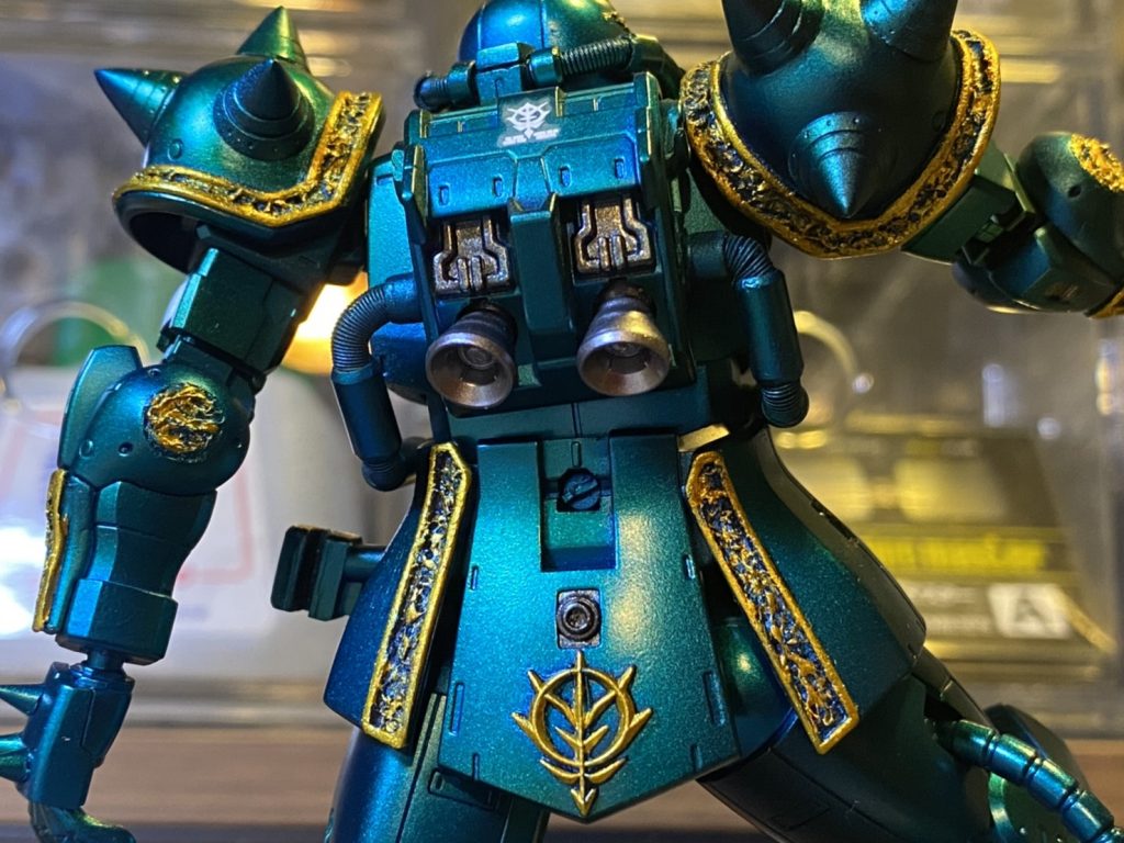 お尻のジオンマークはビルダーズパーツから。使わない3㎜穴はウェーブOモールドで埋めました。ランドセルはFG量産型ザクから移植、オリジンの基部に被せています。バーニアはオリジンのものです。腰のヒートホークホルダーは旧HGUCザクのものを切り詰め&内側の厚みを増して使用しています。腰への接続軸経はぴったり!