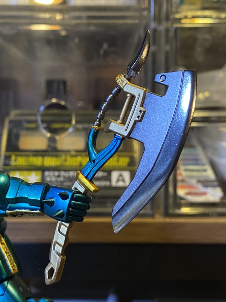 大型ヒートホークは、積みのMGラルザクから拝借。手の甲のトゲトゲはコトブキヤのMSGから切り取った(気がする)。