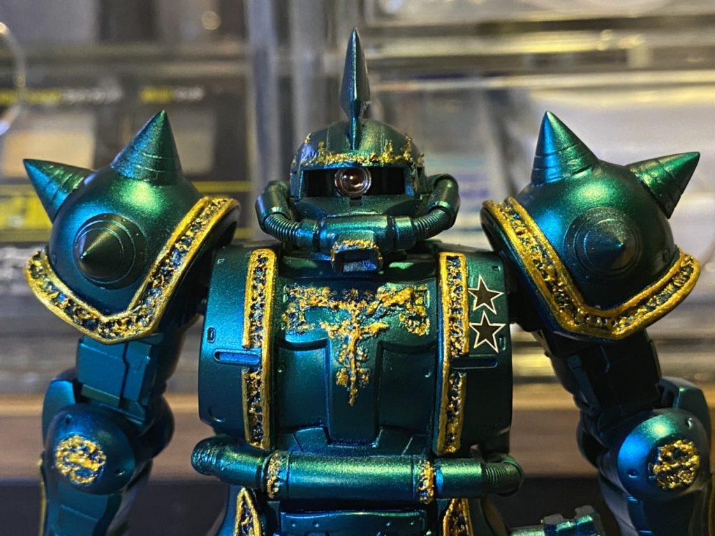 消灯すると無色になります。SPプレート3㎜とHアイズ3㎜の組み合わせです。設定画にある胸の星はオリジン黒い三連星用デカールからの切り出し。