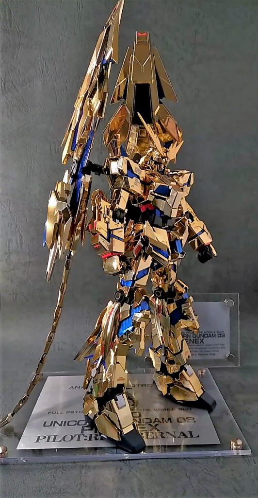 左側アームドアーマーDEの先がかけてるのは、アームドアーマーDE2個の重量が重すぎて、上半身を転倒させたせいです。パーツ交換しました。