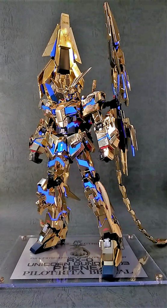 ブラックライトで発光させるためにその上から発光塗料を重ね塗りしました。