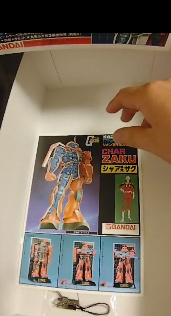 同メカニックモデルのシャアザクの説明書が入ってると言うバンダイの粋なサプライズ(違う)。すぐに対応、交換してもらいましたが、レアなトラブルからのスタートとなりましたw