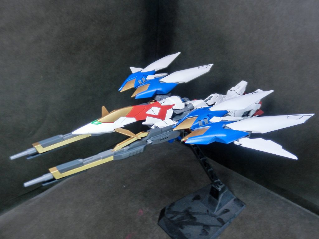 バード形態フォルムに違和感なく、横向けに見ても膨れず違和感ない飛行形態