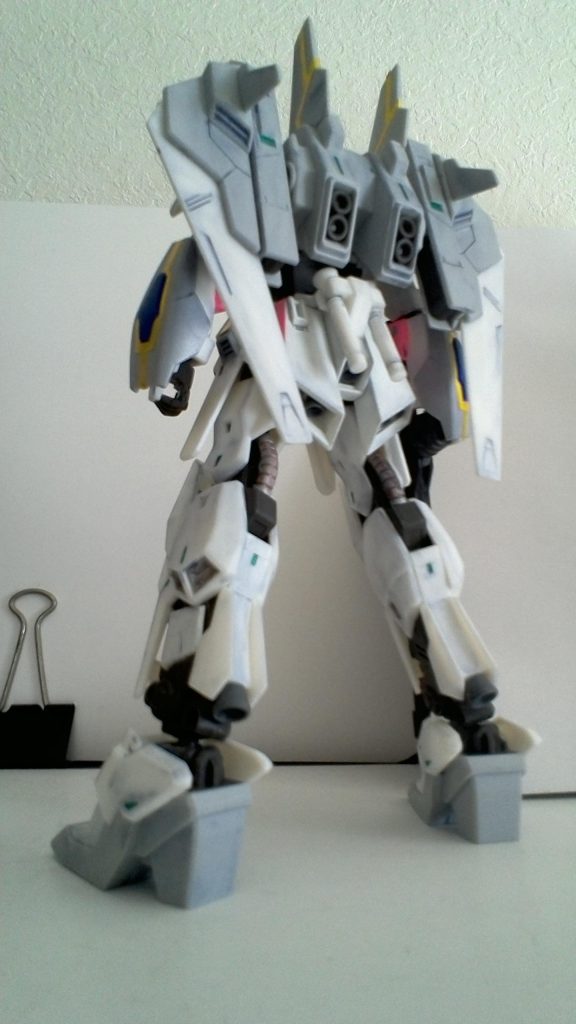 足首にバーニアと装甲を追加、リアアーマーとビームライフルはＺのやつとルナゲイザーをニコイチ。