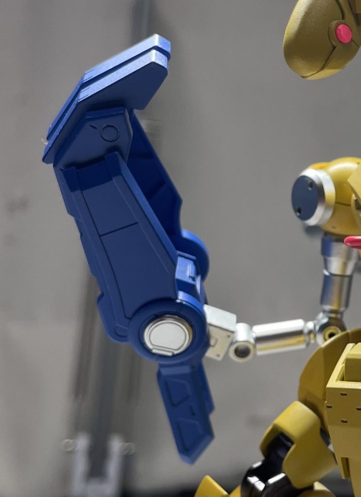 右手のショベル！ガンプラ（グレイズ、グリムゲルデ）とモデリングサポートグッズ（トライデントスピア、ラジエートフィン）を使用しています。ショベルやドライバーなど、無骨な武装は男の子を心をがっしり掴みます。（掴まれました。）