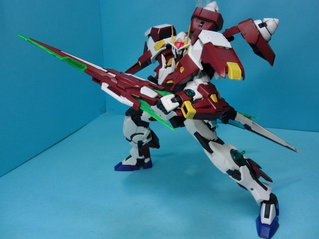 エネルギー消費を抑えるために実体剣を多く装備させている