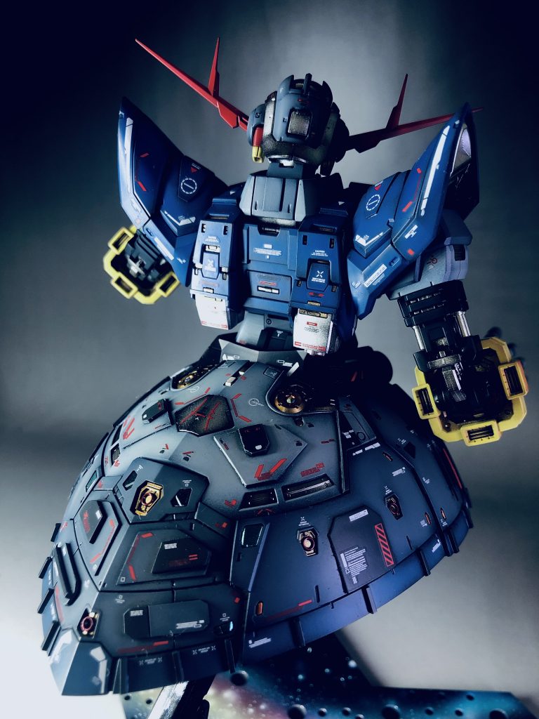 スカート全体的にプラ板加工でディティールアップしています。スカート部分のグレーは三種類使用。デカールは赤系を中心に多めに配しています。