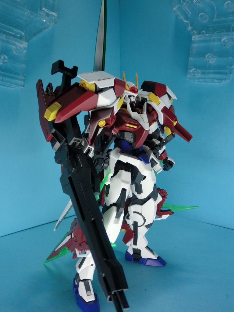 MG　OOと1/100のアバランチエクシアを合わせ、余っていた武装を組み合わせた作品当時改造作にはまり始めた頃のものなので無理なパーツのつけ方をしているのが目立つ・・・