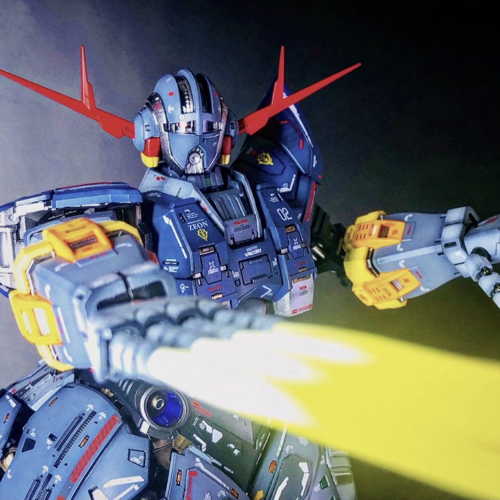 指から発射されるメガ粒子砲はイエロー系でグラデーション塗装しています。蛍光塗料も混ぜているので、ライティングでけっこう光って見えます。