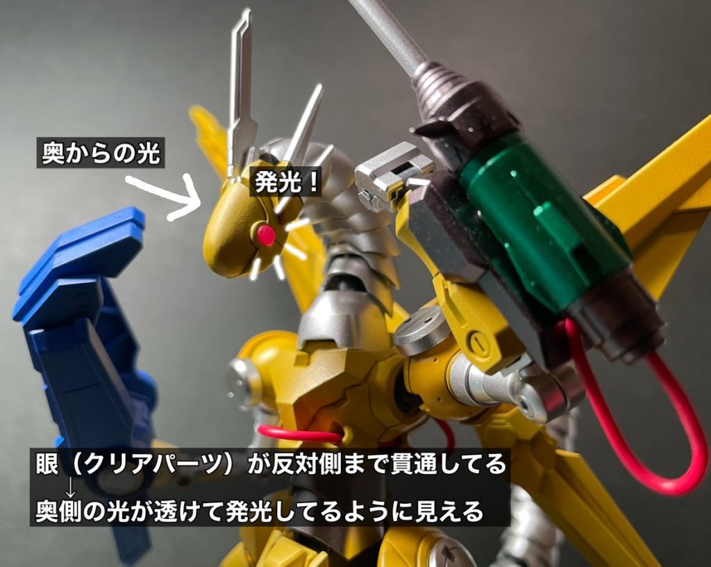 前述で少し触れた瞳の発光ギミックについての解説です。画像の通り、瞳のクリアパーツ（クリアーピンク）は顔の反対側まで貫通しており、奥側の光を拾ってくる仕組みになっています。単純な構成ですが、なかなか綺麗に見えるので結構満足度高いです。以下制作工程の写真です。