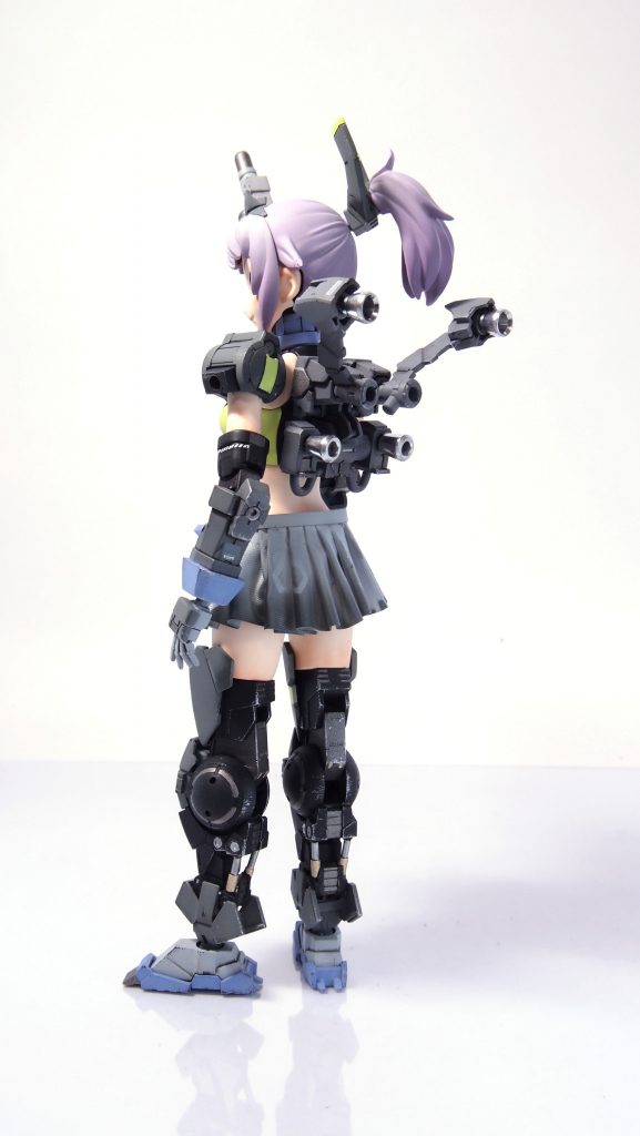 バックショット。バックパックなんかは無改造で刺さったので「流石同メーカー」となりましたね。バーニアには出たばかりの「ガンダムマーカー・メッキシルバー」を吹いたら思った以上にメッキ感出まして、これは感動しました。