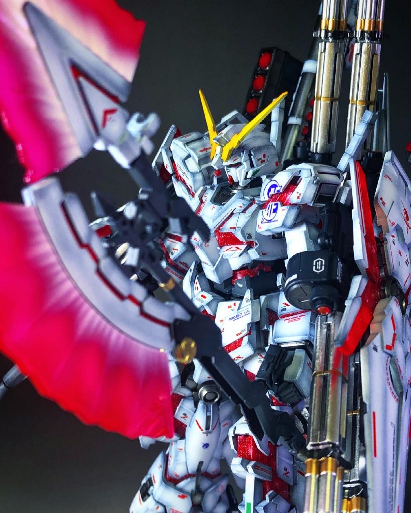 ビームジャベリンも光沢。グラデをかけて、蛍光塗料も混ぜているので良い発色が得られています。左肩の割れデカールもアピールポイント。白装甲部分は青系での立ち上げです。