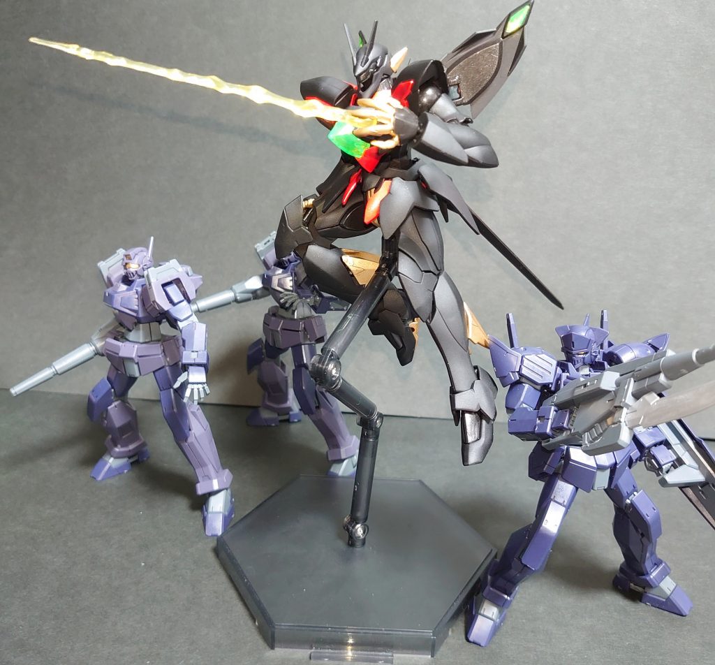 海賊「っ・・！・・なんだ、坊主か」リオン「大丈夫ですか？」海賊「いや・・頭じゃ分かってても、馴れないもんだな・・ってな」リオン「え？」海賊「別に坊主をどうこう言うわけじゃないが、ヴェイガンの機体に助けられるっていうのは」リオン「そうですか？・・あ、いや・・。確か、連邦とヴェイガンで戦争してたんでしたっけ・・」海賊「おいおい、そんなことも知らないのか」リオン「いえ、史実だけなら・・でも、だったら　どうしても戦争が終わった今も、こうして戦いは続いているんでしょうか・・」海賊「そいつは・・」