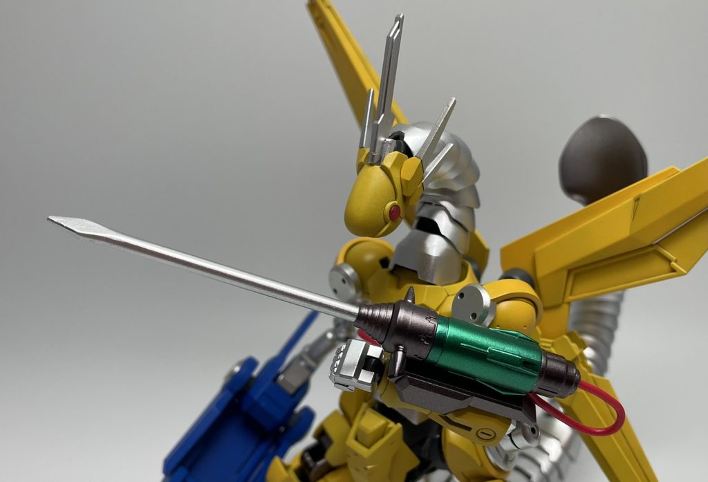 右手のドライバー。「鉄血のオルフェンズ　オプションパーツセット３」に附属した斧の柄をドライバーの形に成形しました。ドライバー基部は「HGハイパーガンプラバトルウェポンズ」や「HGパワードアームズパワーダー」を組み合わせています。