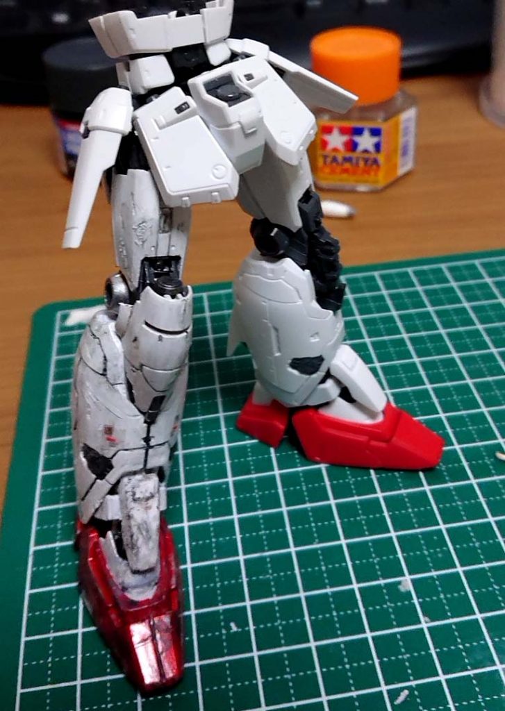 デザインナイフ・ニッパー・ヤスリで傷入れ→塗装→汚しやり方を確立するため、片方の足で試行錯誤した結果。足だけで、どれだけ時間を使ったか分かりません。ですが、やり方を決めたので、その先は、効果的に作業できました。