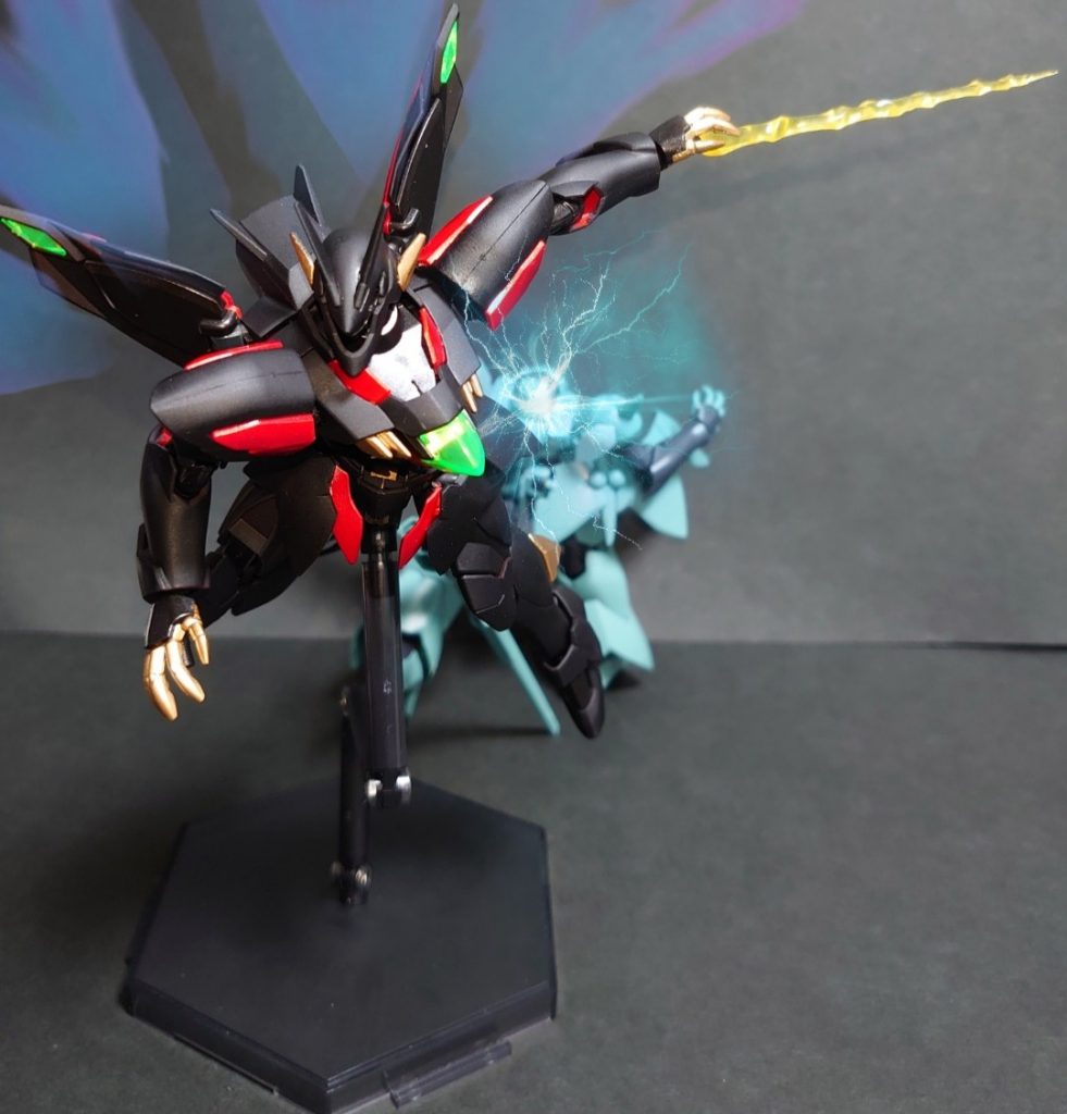 「こいつ・・味方じゃないのか！？・・っ・・早い・・！うわぁぁ！」