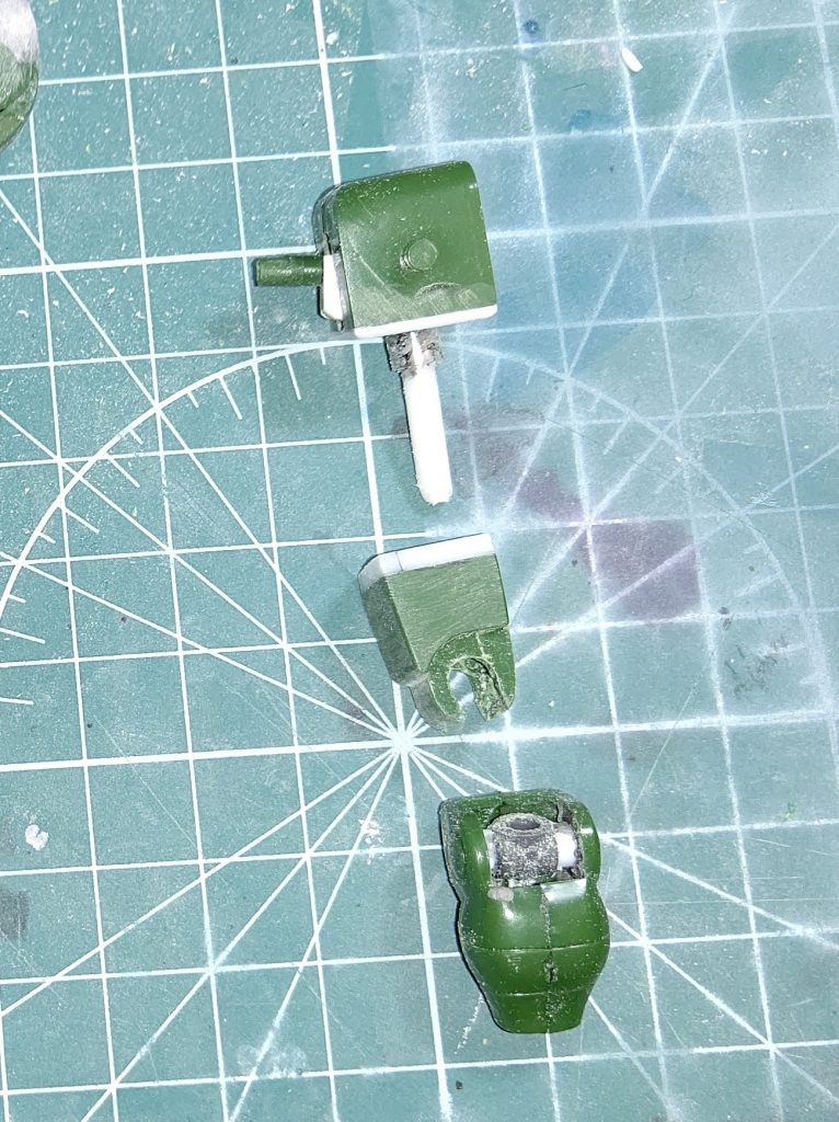 腕の構造はHGでよくある形に。肩ブロック下部をカットして上下に幅詰め、上腕で延長しています。サフまで終わった上腕パーツが紛失、もう一個ストックしてあった同キットから取って同じ加工してサフ吹き終わった瞬間に失くしたパーツが出てきました( ´Д`)