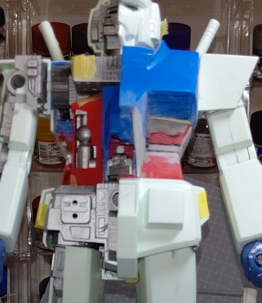 胴体は肩幅をカット、腹部で上下に3㎜延長。胸部ダクト下のラインが外側に下がるように変更。