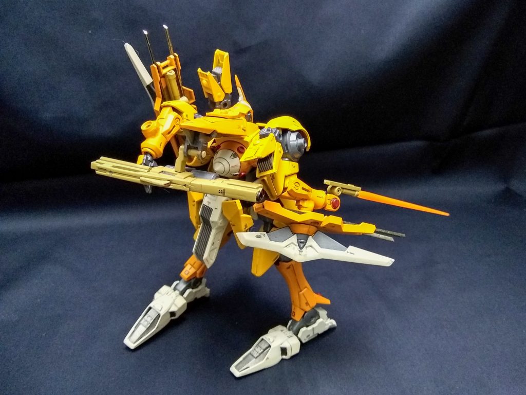 ビームライフルは取り回しが悪くならない程度に大型化、僚機と受け渡しができる様に汎用品がいいかなと思いました。移動時には背面に懸架できるようにしました。遠距離戦の追加装備として腰にミサイル3発×2基