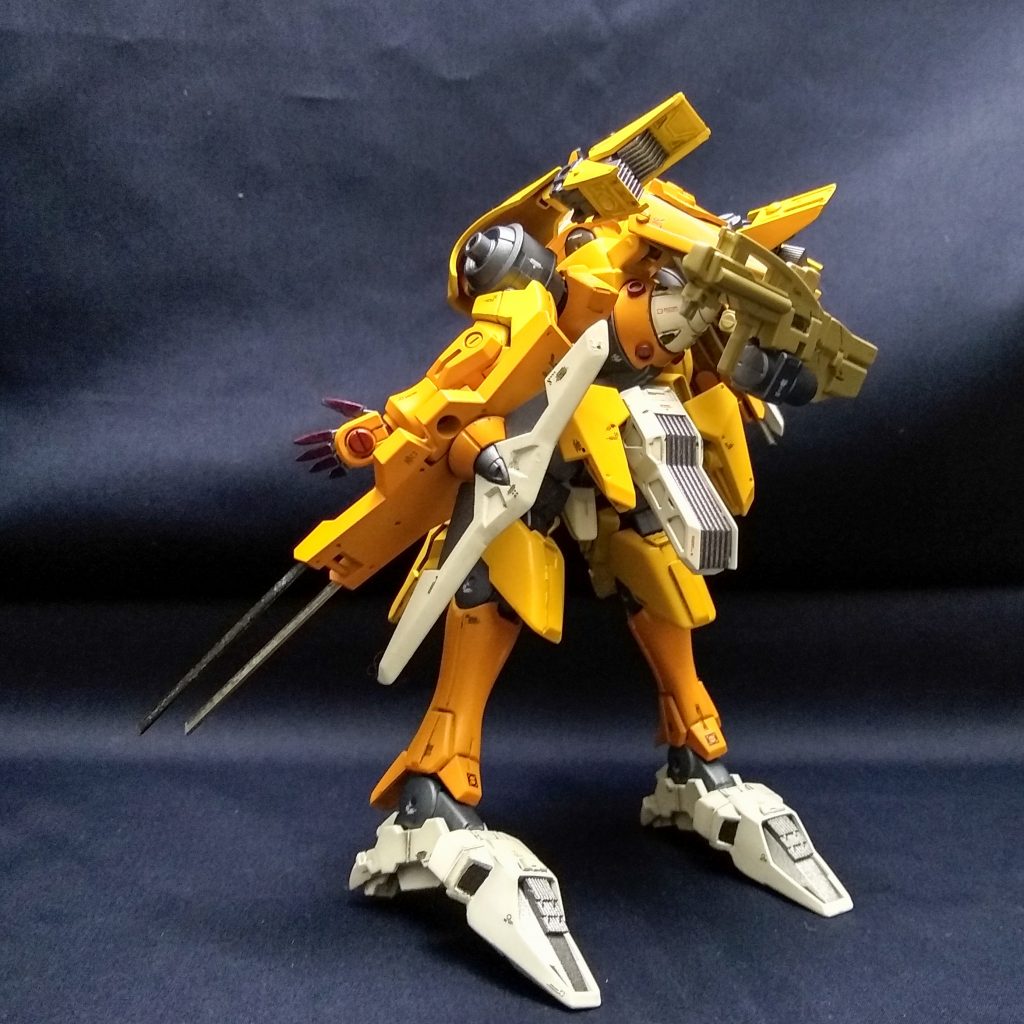 ストライカージンクスのパーツをやりくりして足を大型化、接地圧低い方が砂漠とかで埋まりにくそうだし足場の安定化って大事ですよね。ポーズ取らせてもマジで安定します。機体の末端にスラスターあれば、旋回性や回避に有効そうだなと思ってガチャガチャしました。