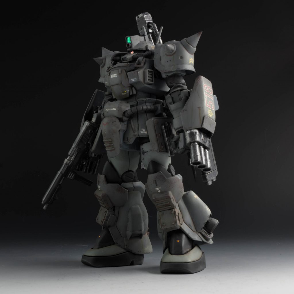 頭部には、センサーカメラ、30㎜バルカンが装備されている。