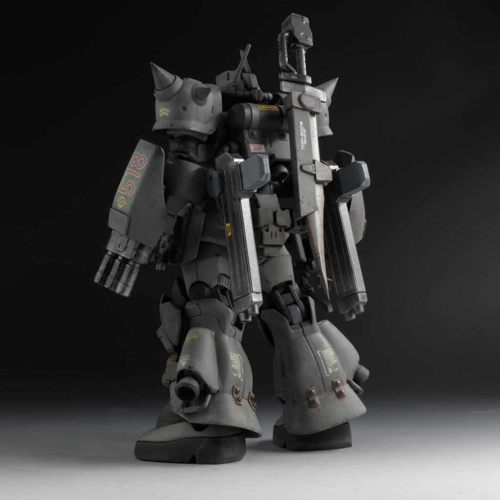 増加した装備分、機動性が低下してしまうことを回避するため、脚部にバーニアスラスターを追加している。