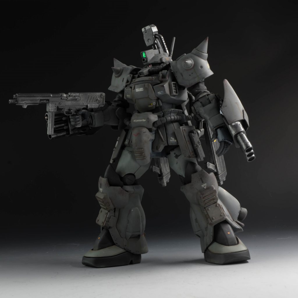 射撃武装①MMP-80マシンガン左右腰部のアーマーに、予備弾倉が装着されており、継戦能力を高めている。