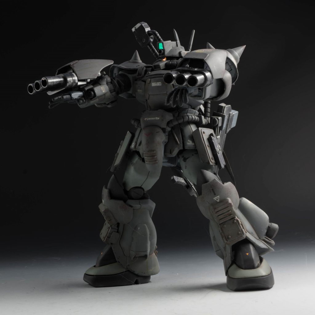 射撃武装②3連装50mmガトリング砲 ×2フィンガーバルカンでは、格闘兵装を諦めないとならなかったが、通常のマニュピレーターとなった事で、格闘兵装や各種射撃兵装が取り扱う事ができるようになった…