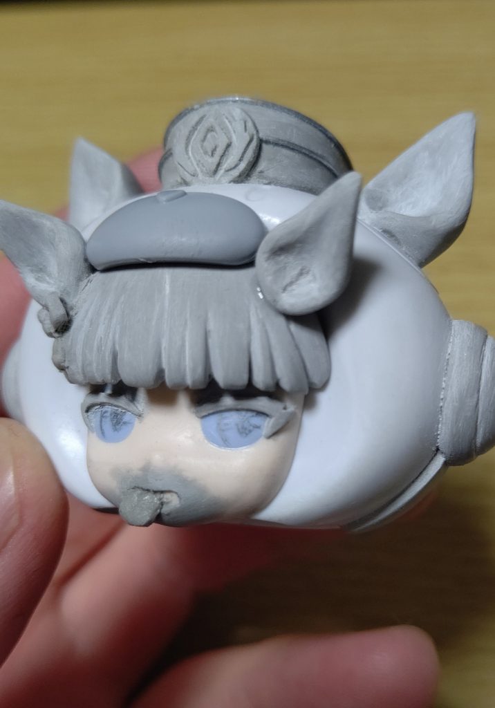 ベロと目元も造形して、着ぐるみの上に帽子や耳当てを。