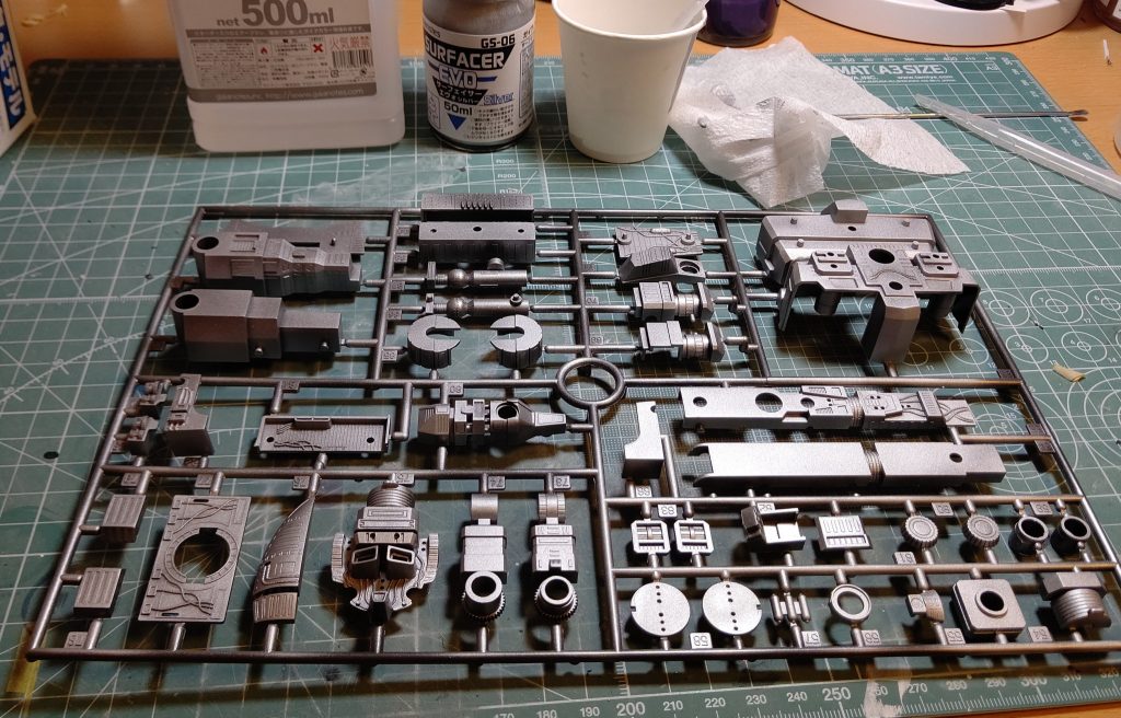 まず内部メカ。合わせ目やゲート跡が見えるところに来なさそうだったのでランナー状態で基本色を塗装しました。ガイアのエヴォサフシルバー塗ったらいい色だったので上塗りせずそのまま仕上げました。