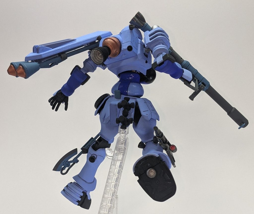 背面から、飛翔状態っぽく( *˙ω˙*)و 背面側はヅダの面影が強く出るのでカッコよくて気に入ってます…！サンボル版ザクIから武装を流用し、ヅダ本来のキットには付属しないクラッカー×2、そして念願のザク・バズーカを使用可能にしています。ザク・バズーカに関しては、サンボル版ザクIに付属する2本のバズーカをニコイチにして急造感を出してみたり…